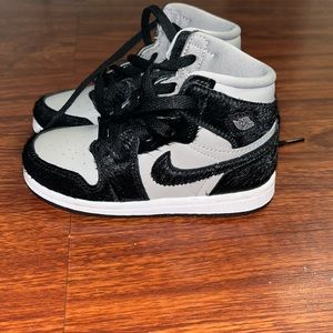 Jordan 1. Grey , white and black suede. 8c
